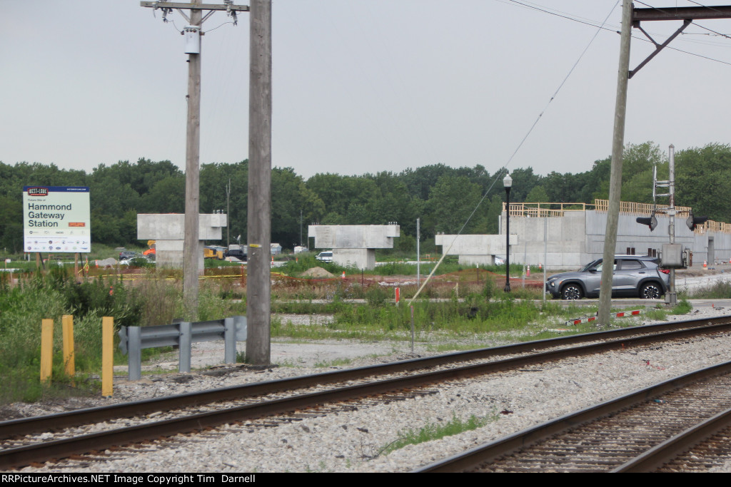 Constructionof new elevated line.